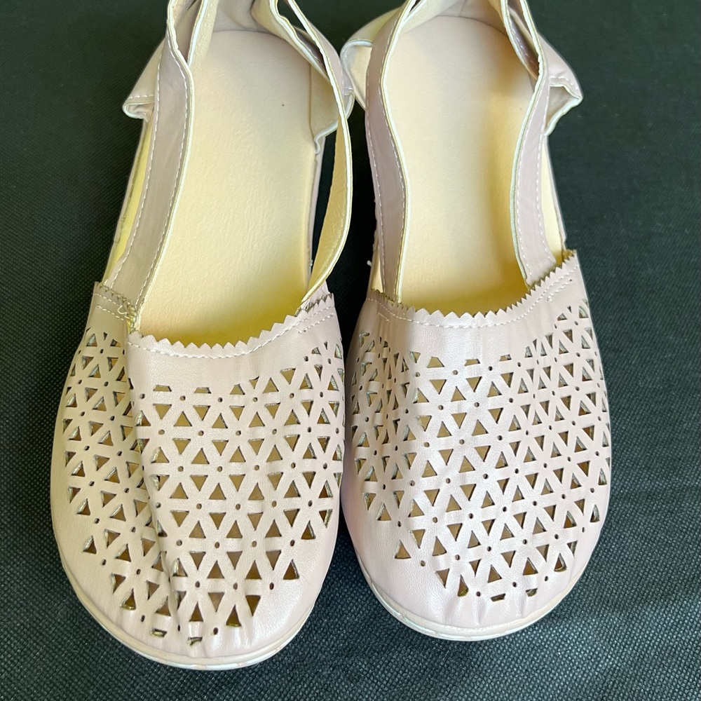 Women’s Perforated Leather, Flat Shoes.  Round Toe Ballet  Mesh Dress/ US 6